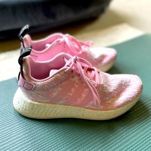 Adidas NMD R2 Size 7 in Wonder Pink